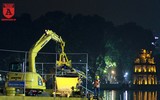 Hàng trăm công nhân hối hả nạo vét bùn hồ Hoàn Kiếm trong đêm